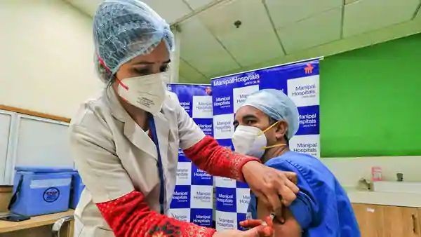 A medic administers the first dose of Covishield vaccine to a frontline worker in Jaipur (PTI)